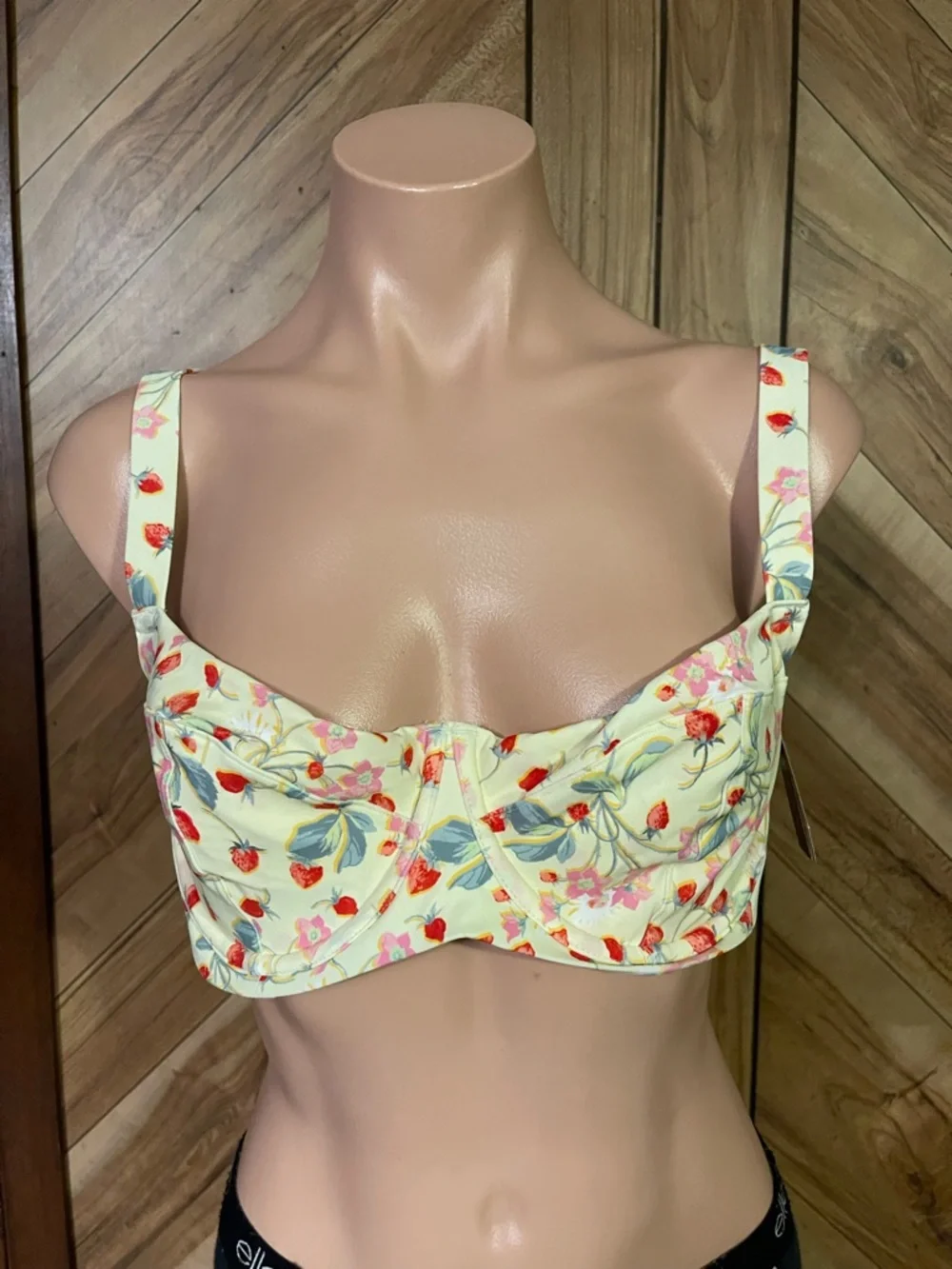 Victoria's Secret NWT 36DD Strawberry Floral Underwire Balconette Bikini Top - Picture 2 of 10